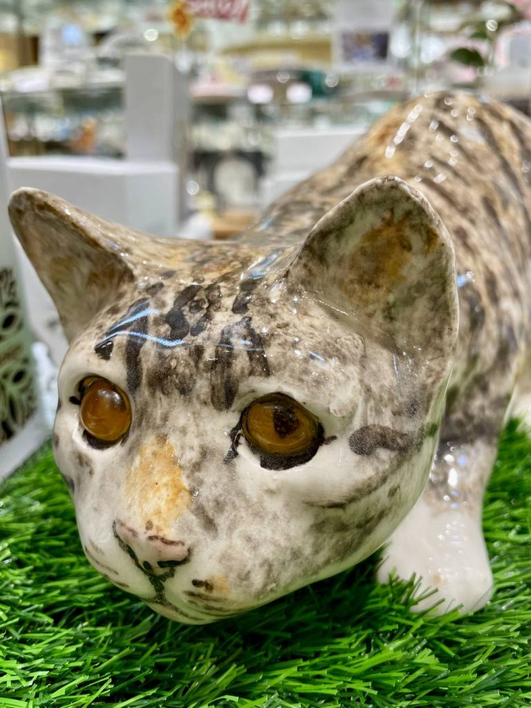 猫の置物 ウインスタンレイキャット￼No.7 机の上に飾ると見上げてくる最終価格 猫の置物 ウインスタンレイキャット￼No.7 机の上に飾ると見上げ